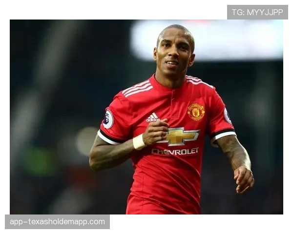 特写：41岁老将阿什利-杨替补登场，创维拉队史最年长英超出场纪录