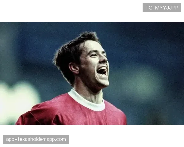 “镜头捕捉：看台上的利物浦老板约翰·亨利在丢球后的凝重表情”